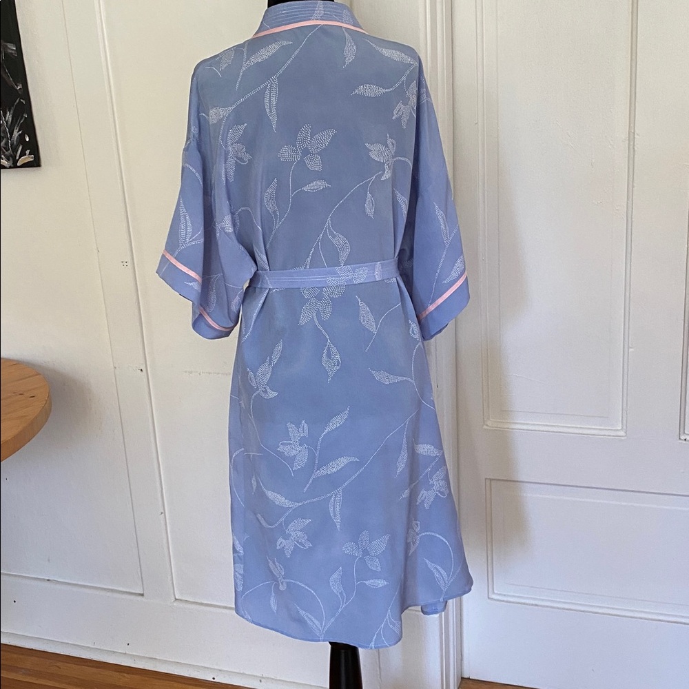 Vintage Elegant Blue Floral Kimono Robe with Pink Ribbon. - Picture 2 of 9